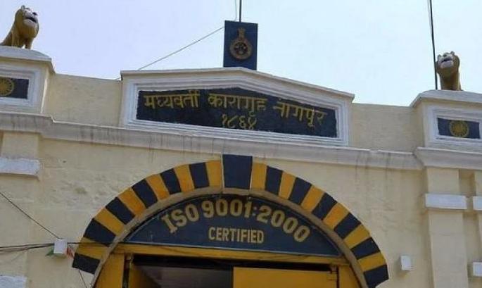 Prasad of sticks to the supporters who came to welcome the gangster who was released from jail | तुरुंगातून सुटणाऱ्या गुंडाचे स्वागत करायला आलेल्या समर्थकांना लाठ्यांचा प्रसाद Prasad of sticks to the supporters who came to welcome the gangster who was released from jail | तुरुंगातून सुटणाऱ्या गुंडाचे स्वागत करायला आलेल्या समर्थकांना लाठ्यांचा प्रसाद