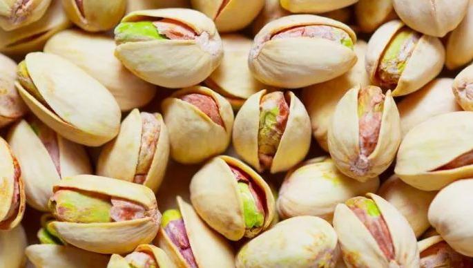 Selling 1100 kg of peanuts worth Rs 70 under the name of pistachios | ७० रुपयांच्या शेंगदाण्याची पिस्ताच्या नावाखाली ११०० किलोने विक्री Selling 1100 kg of peanuts worth Rs 70 under the name of pistachios | ७० रुपयांच्या शेंगदाण्याची पिस्ताच्या नावाखाली ११०० किलोने विक्री