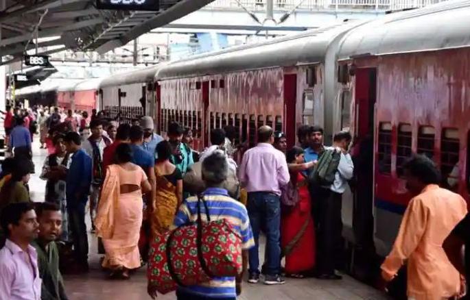 Millions of gold were smuggled through railways; Large network on various railway lines | रेल्वेतून होते कोट्यवधींची सोने तस्करी; विविध रेल्वे मार्गांवर मोठे जाळे