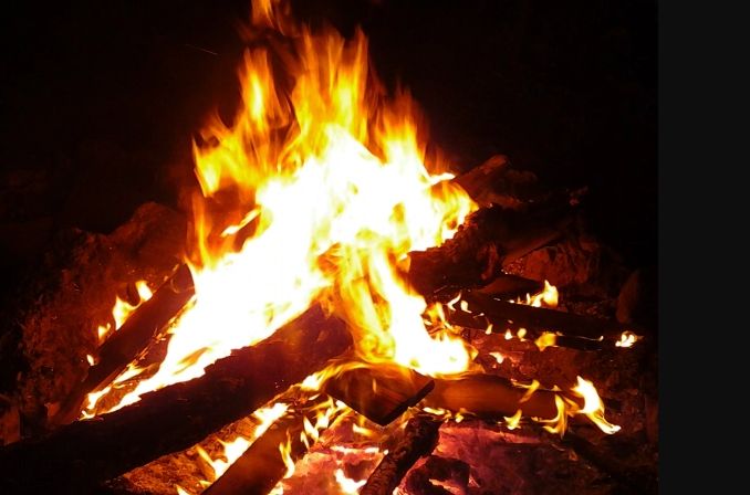 The fire takes her life | थंडीपासून बचावासाठी पेटविलेली शेकोटी उठली जीवावर The fire takes her life | थंडीपासून बचावासाठी पेटविलेली शेकोटी उठली जीवावर