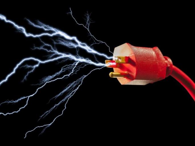 Shock of Four hundred and forty volts; 4 lakh each to 35 families | चारसौ चालीस का झटका; ३५ कुटुंबांना प्रत्येकी चार लाख Shock of Four hundred and forty volts; 4 lakh each to 35 families | चारसौ चालीस का झटका; ३५ कुटुंबांना प्रत्येकी चार लाख