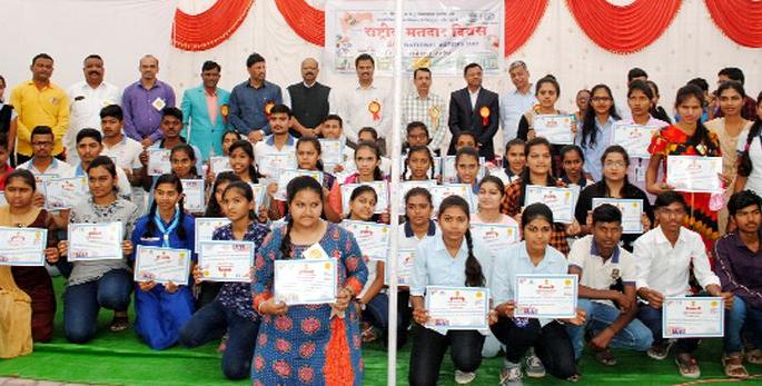 Impossible to lie in EVM machine due to various tests | विविध कसोट्यांमुळे ईव्हीएम मशिनमध्ये खोटे करणे अशक्य  Impossible to lie in EVM machine due to various tests | विविध कसोट्यांमुळे ईव्हीएम मशिनमध्ये खोटे करणे अशक्य