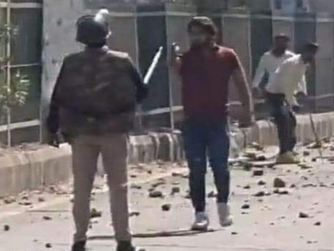 The rioters planted a pistol in the chest of the police in Delhi | Delhi Violence: दंगेखोरांनी छातीवर रोखली पिस्तूल, तरीही मागे हटला नाही पोलीस कॉन्स्टेबल The rioters planted a pistol in the chest of the police in Delhi | Delhi Violence: दंगेखोरांनी छातीवर रोखली पिस्तूल, तरीही मागे हटला नाही पोलीस कॉन्स्टेबल