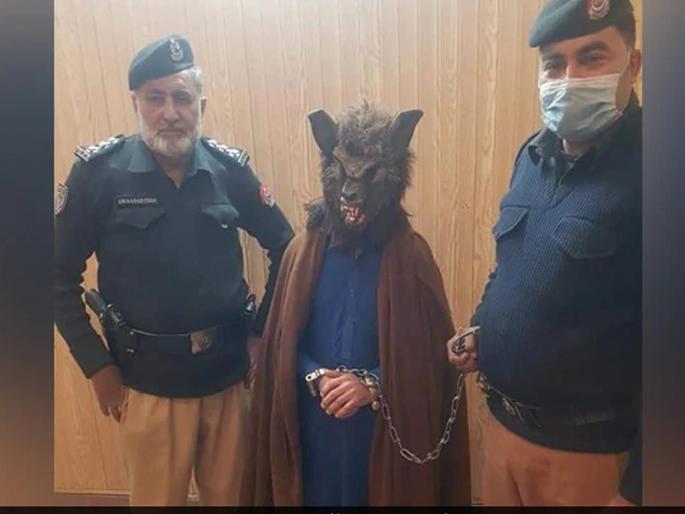 Strange type! Frightened into becoming a gost, the man was caught by the police | विचित्र प्रकार! राक्षस बनून घाबरवत होता, पोलिसांनी केली अटक Strange type! Frightened into becoming a gost, the man was caught by the police | विचित्र प्रकार! राक्षस बनून घाबरवत होता, पोलिसांनी केली अटक