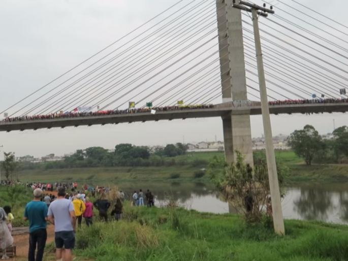 Guinness Book of World Records for swinging on the river | वाहत्या नदीवर झोपाळा झुलण्याचा गिनिज बुक ऑफ वर्ल्ड रेकॉर्ड