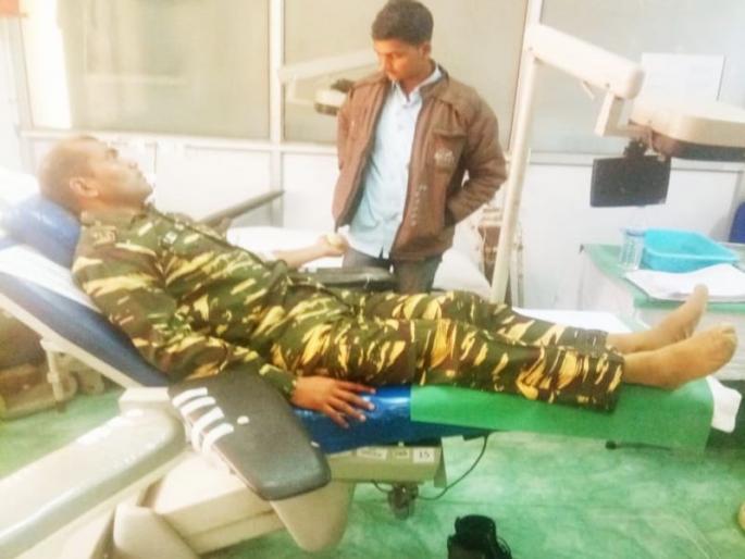 Salute to humanity! Selfless CRPF Jawan Donates Blood To Injured Naxal Because Duty As An Indian Comes First! | सॅल्युट टू ह्युमॅनिटी! जखमी नक्षलवाद्यासोबत CRPF जवानाने जोडले 'रक्ताचे नाते' Salute to humanity! Selfless CRPF Jawan Donates Blood To Injured Naxal Because Duty As An Indian Comes First! | सॅल्युट टू ह्युमॅनिटी! जखमी नक्षलवाद्यासोबत CRPF जवानाने जोडले 'रक्ताचे नाते'