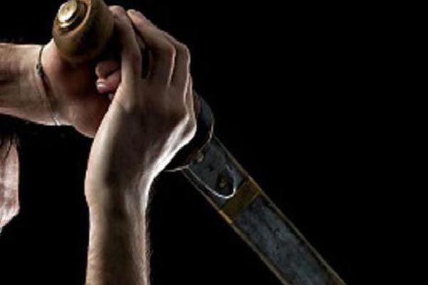 Satara Police arrested two person with sword in his hand | हातात तलवार घेऊन माजवली दहशत, साताऱ्यात दोघांना अटक