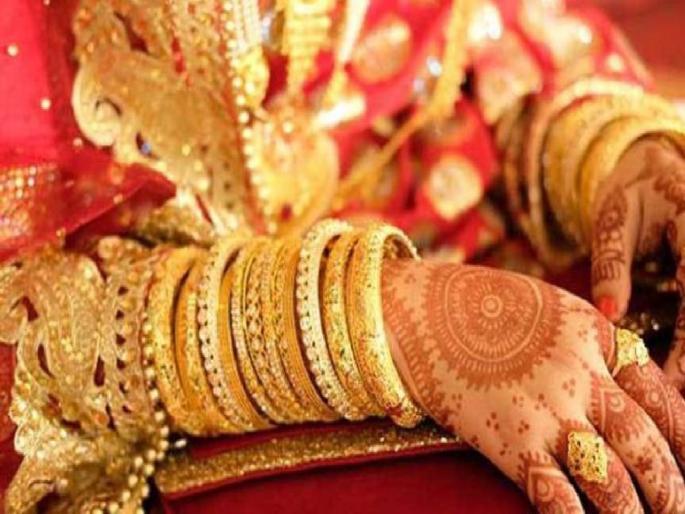 The bride's mother's jewelery was stolen from the wedding tent | लग्नमंडपातून नवरदेवाच्या आईचे दागिने लुबाडले The bride's mother's jewelery was stolen from the wedding tent | लग्नमंडपातून नवरदेवाच्या आईचे दागिने लुबाडले