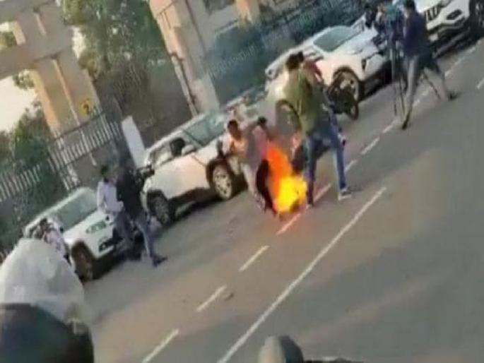 Woman Tried To Self Immolate In Front Of Lokbhawan Lucknow in Uttar Pradesh | मुख्यमंत्री कार्यालयाबाहेर आई अन् मुलीनं स्वत:ला पेटवून घेतलं; विरोधकांनी योगी सरकारला घेरलं Woman Tried To Self Immolate In Front Of Lokbhawan Lucknow in Uttar Pradesh | मुख्यमंत्री कार्यालयाबाहेर आई अन् मुलीनं स्वत:ला पेटवून घेतलं; विरोधकांनी योगी सरकारला घेरलं