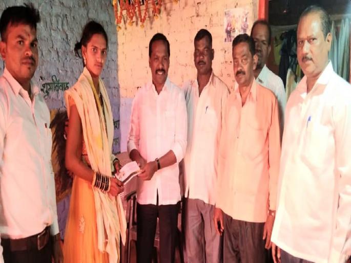 Climbed the MPSC exam after saying ‘he’; The patch arose due to the change of date at that time | MPSC परीक्षा दिल्यावर चढला ‘तो’ बोहल्यावर; ऐनवेळी तारीख बदलल्याने उभा राहिला पेच Climbed the MPSC exam after saying ‘he’; The patch arose due to the change of date at that time | MPSC परीक्षा दिल्यावर चढला ‘तो’ बोहल्यावर; ऐनवेळी तारीख बदलल्याने उभा राहिला पेच