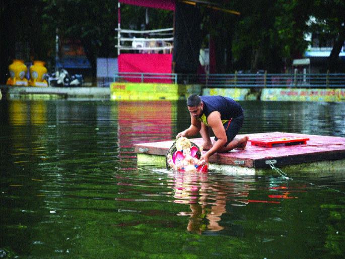 Immersion in Navi Mumbai following the rules; Farewell to more than 2,000 Bappas in 158 places | नवी मुंबईत नियम पाळून विसर्जन; १५८ ठिकाणी २,००० हून अधिक बाप्पांना निरोप Immersion in Navi Mumbai following the rules; Farewell to more than 2,000 Bappas in 158 places | नवी मुंबईत नियम पाळून विसर्जन; १५८ ठिकाणी २,००० हून अधिक बाप्पांना निरोप