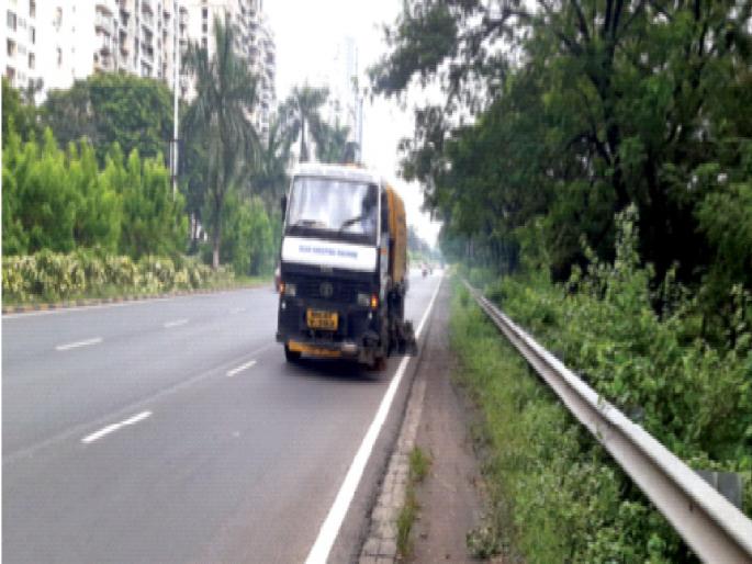 Mechanical cleaning dusting on palm beach; Volunteerism from the contractor | पामबीचवर यांत्रिक सफाईची धूळफेक; ठेकेदाराकडून कामचुकारपणा Mechanical cleaning dusting on palm beach; Volunteerism from the contractor | पामबीचवर यांत्रिक सफाईची धूळफेक; ठेकेदाराकडून कामचुकारपणा