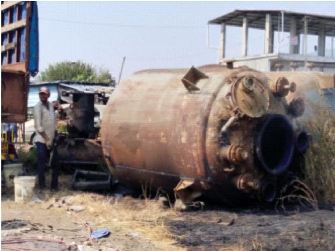 Danger of accumulation of chemical waste on scrap warehouse; Pollution board, police neglect | भंगार गोदामावर रासायनिक कचऱ्याचा ढीग साचल्याने धोका; प्रदूषण मंडळ, पोलिसांचे दुर्लक्ष  Danger of accumulation of chemical waste on scrap warehouse; Pollution board, police neglect | भंगार गोदामावर रासायनिक कचऱ्याचा ढीग साचल्याने धोका; प्रदूषण मंडळ, पोलिसांचे दुर्लक्ष