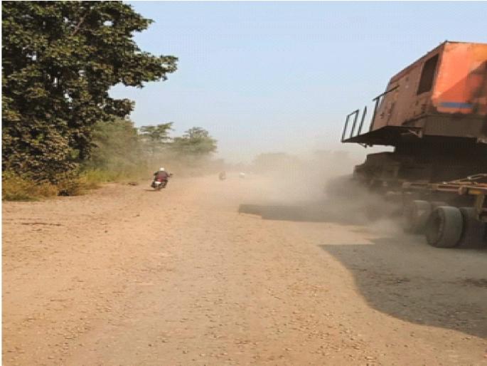 Dirt of village houses due to bad roads | खराब रस्त्यामुळे गावातील घरांची धूळधाण Dirt of village houses due to bad roads | खराब रस्त्यामुळे गावातील घरांची धूळधाण