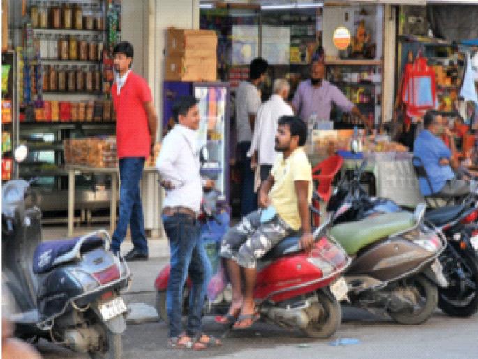 The fuss of social distance in Panvel; Administration rules regarding corona are on foot | पनवेलमध्ये सामाजिक अंतराचा फज्जा; कोरोनाबाबतचे प्रशासनाचे नियम पायदळी The fuss of social distance in Panvel; Administration rules regarding corona are on foot | पनवेलमध्ये सामाजिक अंतराचा फज्जा; कोरोनाबाबतचे प्रशासनाचे नियम पायदळी