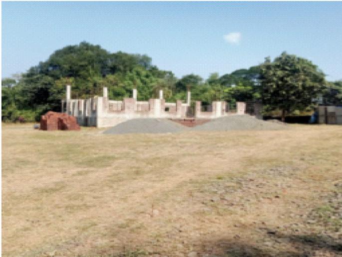 Stone sawdust instead of sand in building construction; Inferior work in tribal development projects | शासकीय इमारतीच्या बांधकामात रेतीऐवजी दगडी भुसा; आदिवासी विकास प्रकल्पात निकृष्ट काम Stone sawdust instead of sand in building construction; Inferior work in tribal development projects | शासकीय इमारतीच्या बांधकामात रेतीऐवजी दगडी भुसा; आदिवासी विकास प्रकल्पात निकृष्ट काम