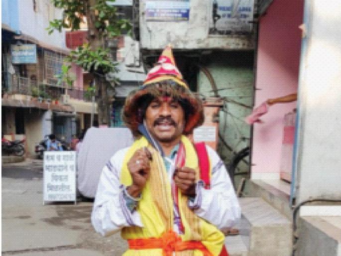 Vasudev came to Navi Mumbai, gave the message of cleanliness; Darshan after nine months | नवी मुंबईत वासुदेव आला, स्वच्छतेचा संदेश दिला; नऊ महिन्यांनंतर दर्शन Vasudev came to Navi Mumbai, gave the message of cleanliness; Darshan after nine months | नवी मुंबईत वासुदेव आला, स्वच्छतेचा संदेश दिला; नऊ महिन्यांनंतर दर्शन