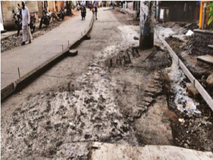 Cement concrete road re-cement road work done; Elsewhere, ignore bad roads | सिमेंट काँक्रिटच्या रस्त्यावर केले पुन्हा सिमेंट रस्त्याचे काम; अन्यत्र खराब रस्त्यांकडे मात्र दुर्लक्ष Cement concrete road re-cement road work done; Elsewhere, ignore bad roads | सिमेंट काँक्रिटच्या रस्त्यावर केले पुन्हा सिमेंट रस्त्याचे काम; अन्यत्र खराब रस्त्यांकडे मात्र दुर्लक्ष