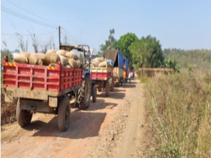 Round of farmers without shopping malls; Time to travel 10-12 kms | खरेदी केंद्राअभावी शेतकऱ्यांचा फेरा; १०-१२ किमी अंतरावर जाण्याची वेळ Round of farmers without shopping malls; Time to travel 10-12 kms | खरेदी केंद्राअभावी शेतकऱ्यांचा फेरा; १०-१२ किमी अंतरावर जाण्याची वेळ