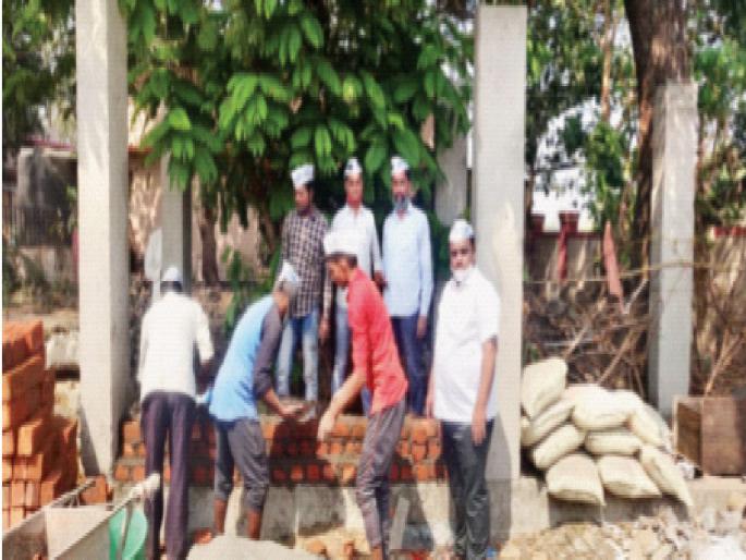 Corporation's neglect of the broken protective wall in the cemetery; Construction started by AAP at its own cost | स्मशानभूमीतील तोडलेल्या संरक्षक भिंतीकडे मनपाचे दुर्लक्ष; ‘आप’तर्फे स्वखर्चाने बांधकाम सुरू Corporation's neglect of the broken protective wall in the cemetery; Construction started by AAP at its own cost | स्मशानभूमीतील तोडलेल्या संरक्षक भिंतीकडे मनपाचे दुर्लक्ष; ‘आप’तर्फे स्वखर्चाने बांधकाम सुरू