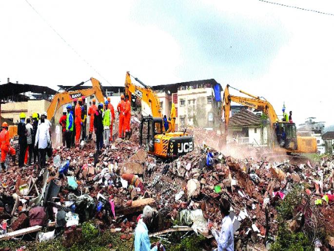 Mahad Building Collapse: Watery edges of dilated eyes; The rush of citizens in the area | Mahad Building Collapse: विस्फारलेल्या डोळ्यांच्या पाणावल्या कडा; परिसरातील नागरिकांची धावाधाव Mahad Building Collapse: Watery edges of dilated eyes; The rush of citizens in the area | Mahad Building Collapse: विस्फारलेल्या डोळ्यांच्या पाणावल्या कडा; परिसरातील नागरिकांची धावाधाव