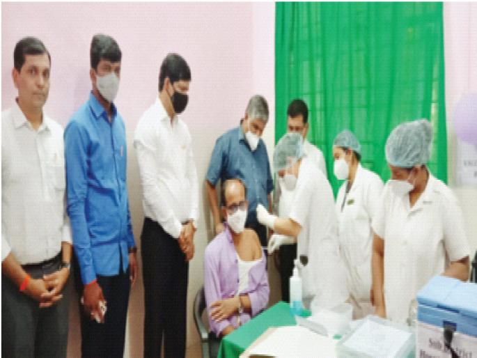 Launch of Covishield vaccination campaign in Karjat; Vaccinate health workers | कर्जतमध्ये कोविशिल्ड लसीकरण मोहिमेचा शुभारंभ; आरोग्य कर्मचाऱ्यांना लस Launch of Covishield vaccination campaign in Karjat; Vaccinate health workers | कर्जतमध्ये कोविशिल्ड लसीकरण मोहिमेचा शुभारंभ; आरोग्य कर्मचाऱ्यांना लस