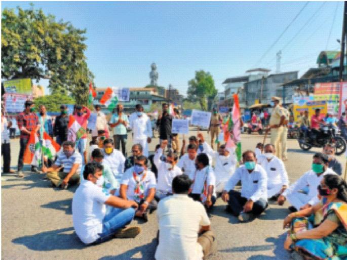 Anti-farmer law protests everywhere in Palghar; Congress protests against BJP government in Wadya | शेतकरीविरोधी कायद्याचा पालघरमध्ये सर्वत्र निषेध; वाड्यात भाजपाविरोधात काँग्रेसची निदर्शने