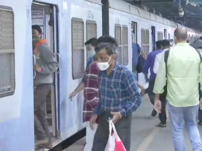 Local service started after 11 months of waiting; A sparse crowd of passengers on the first day | अखेर ११ महिन्याच्या प्रतिक्षेनंतर लोकल सेवा सुरू; पहिल्याच दिवशी प्रवाशांची तुरळक गर्दी Local service started after 11 months of waiting; A sparse crowd of passengers on the first day | अखेर ११ महिन्याच्या प्रतिक्षेनंतर लोकल सेवा सुरू; पहिल्याच दिवशी प्रवाशांची तुरळक गर्दी