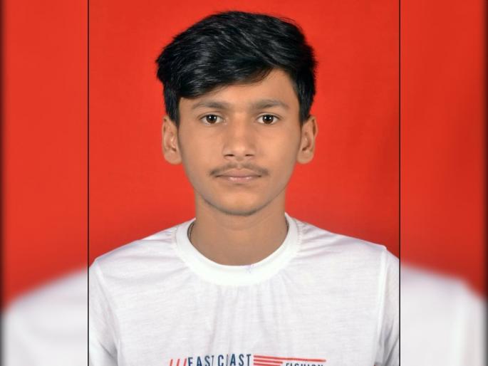 While taking a selfie, youth fell from the fort and fell into the lake in Nashik | धक्कादायक! 'सेल्फी' घेताना रामशेज किल्ल्यावरुन घसरुन तलावात कोसळल्याने युवक ठार While taking a selfie, youth fell from the fort and fell into the lake in Nashik | धक्कादायक! 'सेल्फी' घेताना रामशेज किल्ल्यावरुन घसरुन तलावात कोसळल्याने युवक ठार