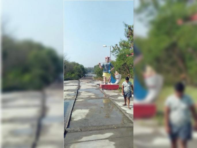 Fishermen demand extension of Ghansoli jetty; Half a km from the knee-deep mud. Time to walk | घणसोली जेट्टीची लांबी वाढविण्याची मच्छीमारांची मागणी; गुडघाभर चिखलातून अर्धा कि.मी. चालत जाण्याची वेळ Fishermen demand extension of Ghansoli jetty; Half a km from the knee-deep mud. Time to walk | घणसोली जेट्टीची लांबी वाढविण्याची मच्छीमारांची मागणी; गुडघाभर चिखलातून अर्धा कि.मी. चालत जाण्याची वेळ