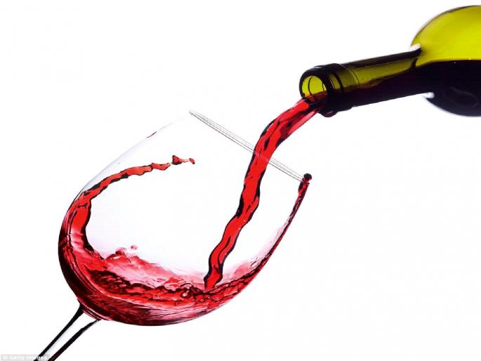 Police and excise department keep a close eye on Vasai bar and wine shop in the background of Corona | कोरोनाच्या पार्श्वभूमीवर वसईत बार, वाइन शॉपवर पोलीस अन् उत्पादन शुल्क विभागाची करडी नजर Police and excise department keep a close eye on Vasai bar and wine shop in the background of Corona | कोरोनाच्या पार्श्वभूमीवर वसईत बार, वाइन शॉपवर पोलीस अन् उत्पादन शुल्क विभागाची करडी नजर