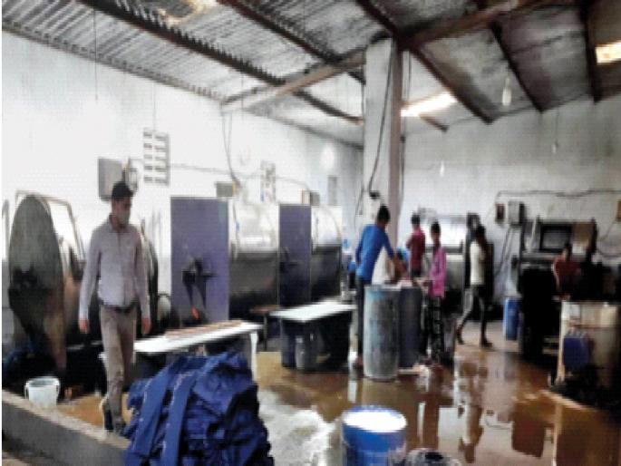 Ambernath Municipal Corporation cracks down on hidden jeans wash factories; Water was flowing in the stream | छुप्या जीन्स वॉश कारखान्यांवर अंबरनाथ पालिकेची कारवाई; ना्ल्यात सोडत होते पाणी Ambernath Municipal Corporation cracks down on hidden jeans wash factories; Water was flowing in the stream | छुप्या जीन्स वॉश कारखान्यांवर अंबरनाथ पालिकेची कारवाई; ना्ल्यात सोडत होते पाणी
