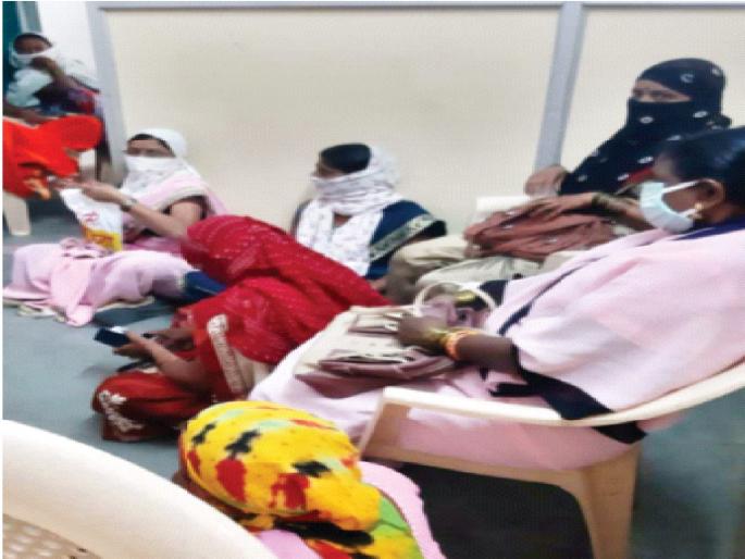 Shocking, vaccinated beneficiaries sitting on the ground; Dry run planning look | धक्कादायक, लस घेतलेल्या लाभार्थ्यांना बसविले जमिनीवर; ड्राय रनला नियोजनाचा देखावा Shocking, vaccinated beneficiaries sitting on the ground; Dry run planning look | धक्कादायक, लस घेतलेल्या लाभार्थ्यांना बसविले जमिनीवर; ड्राय रनला नियोजनाचा देखावा