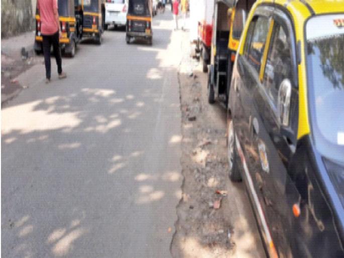 Dust in the corner due to partial excavations; Obstruction of traffic, neglected even after complaint | अर्धवट खोदकामांमुळे कोपरखैरणेत धूळ; रहदारीला अडथळा, तक्रारीनंतरही दुर्लक्ष Dust in the corner due to partial excavations; Obstruction of traffic, neglected even after complaint | अर्धवट खोदकामांमुळे कोपरखैरणेत धूळ; रहदारीला अडथळा, तक्रारीनंतरही दुर्लक्ष