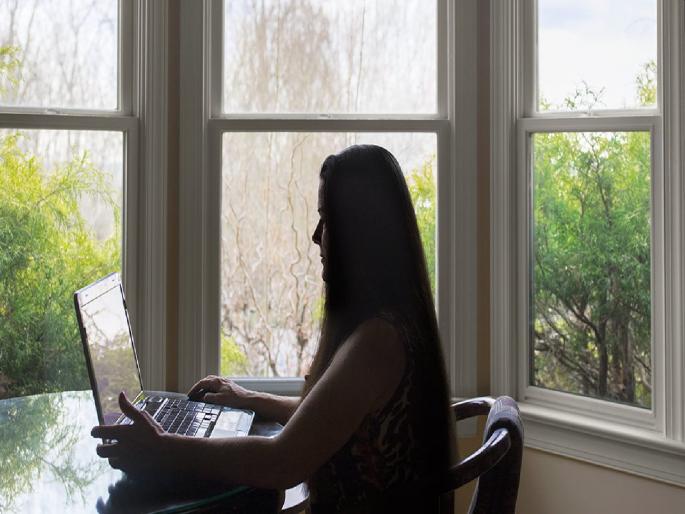 It was expensive for a senior citizen to invite girls for dating | ज्येष्ठ नागरिकाला डेटिंगसाठी मुली मागविणे पडले महागात It was expensive for a senior citizen to invite girls for dating | ज्येष्ठ नागरिकाला डेटिंगसाठी मुली मागविणे पडले महागात