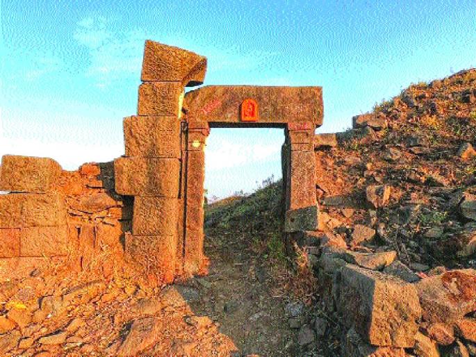 The struggle to preserve the historical splendor of Manikgad; Tourist preference for jungle safaris with forts | माणिकगडचे ऐतिहासिक वैभव जपण्याची धडपड; दुर्गभेटीसह जंगलसफारीसाठी पर्यटकांची पसंती The struggle to preserve the historical splendor of Manikgad; Tourist preference for jungle safaris with forts | माणिकगडचे ऐतिहासिक वैभव जपण्याची धडपड; दुर्गभेटीसह जंगलसफारीसाठी पर्यटकांची पसंती