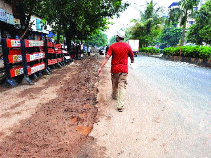 Citizens suffer due to excavation work; Traffic congestion with mud due to rain | कामोठेत खोदकामामुळे नागरिक त्रस्त; पावसामुळे चिखलाबरोबर वाहतूककोंडी Citizens suffer due to excavation work; Traffic congestion with mud due to rain | कामोठेत खोदकामामुळे नागरिक त्रस्त; पावसामुळे चिखलाबरोबर वाहतूककोंडी