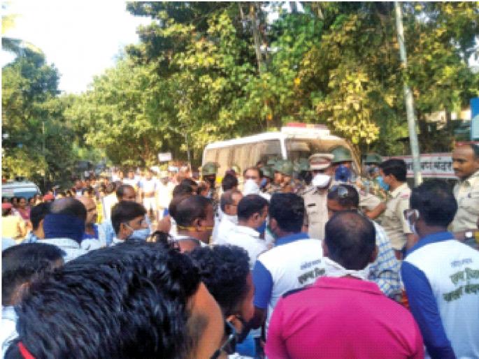 The fight against the Wadhwan port will intensify; Now the front, the Rasta Rocco movement will break out | वाढवण बंदरविरोधात लढा तीव्र होणार; आता मोर्चा, रास्ता रोको आंदोलन छेडणार The fight against the Wadhwan port will intensify; Now the front, the Rasta Rocco movement will break out | वाढवण बंदरविरोधात लढा तीव्र होणार; आता मोर्चा, रास्ता रोको आंदोलन छेडणार