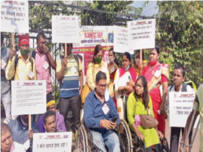 Divyang citizens protest in front of CIDCO building; | दिव्यांग नागरिकांचे सिडको भवन समोर विविध मागण्यांसाठी आंदोलन Divyang citizens protest in front of CIDCO building; | दिव्यांग नागरिकांचे सिडको भवन समोर विविध मागण्यांसाठी आंदोलन