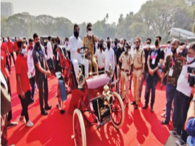The Guardian experienced a ‘vintage car’ trip; Organized in Thane | पालकमंत्र्यांनी अनुभवली ‘व्हिंटेज कार’ची सफर; ठाण्यात आयोजन The Guardian experienced a ‘vintage car’ trip; Organized in Thane | पालकमंत्र्यांनी अनुभवली ‘व्हिंटेज कार’ची सफर; ठाण्यात आयोजन