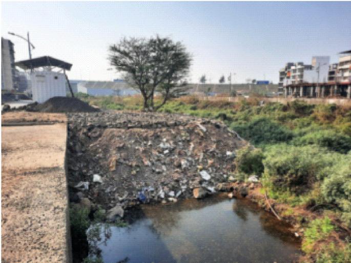 Filling in natural nala for unauthorized stalls; Types in Karanjade, ignored by CIDCO | अनधिकृत स्टाॅलसाठी नैसर्गिक नाल्यात भराव; करंजाडेतील प्रकार, सिडकोकडून दुर्लक्ष