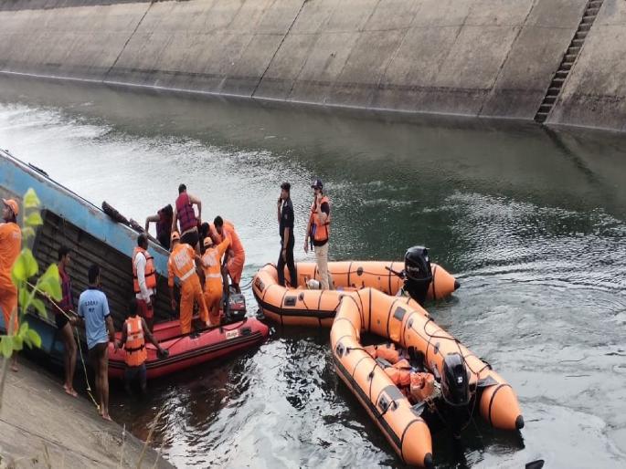 Bus accident in Madhya Pradesh; 39 died, bus fell off a bridge into a canal in Sidhi district | MP Bus Accident: मध्य प्रदेशात बसला भीषण अपघात; ३९ जणांचा मृत्यू तर इतरांचा शोध सुरू Bus accident in Madhya Pradesh; 39 died, bus fell off a bridge into a canal in Sidhi district | MP Bus Accident: मध्य प्रदेशात बसला भीषण अपघात; ३९ जणांचा मृत्यू तर इतरांचा शोध सुरू