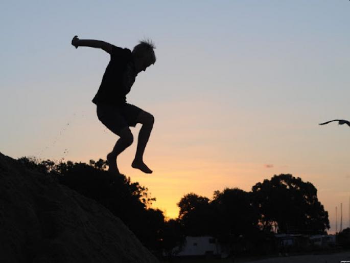 As soon as the beloved's husband entered, 'he' jumped; Young man dies after falling from balcony | प्रेयसीच्या पतीची एन्ट्री होताच 'त्याने' घेतली उडी; बाल्कनीतून खाली पडून तरुणाचा मृत्यू