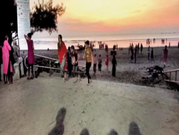 Tourism in Shrivardhan taluka is booming; Harihareshwar, Diveagar, Dighit Ogh | श्रीवर्धन तालुक्यातील पर्यटनाला आला बहर;  हरिहरेश्वर, दिवेआगर, दिघीत ओघ Tourism in Shrivardhan taluka is booming; Harihareshwar, Diveagar, Dighit Ogh | श्रीवर्धन तालुक्यातील पर्यटनाला आला बहर;  हरिहरेश्वर, दिवेआगर, दिघीत ओघ