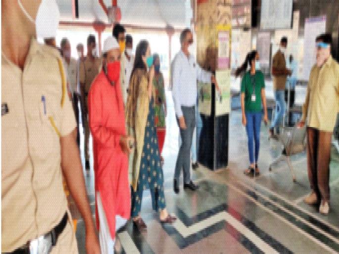 Anxiety as the number of corona sufferers rises again; Inspected by the Collector | कोरोनाबाधितांचा आकडा पुन्हा वाढत असल्याने चिंता; जिल्हाधिकाऱ्यांनी केली पाहणी Anxiety as the number of corona sufferers rises again; Inspected by the Collector | कोरोनाबाधितांचा आकडा पुन्हा वाढत असल्याने चिंता; जिल्हाधिकाऱ्यांनी केली पाहणी