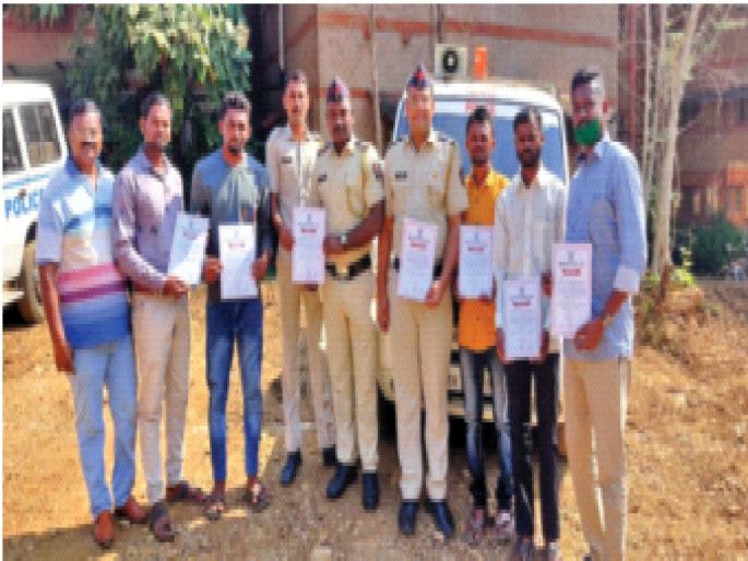 Superintendent of Police pat on the backs of six youths | सहा तरुणांच्या पाठीवर पोलीस अधीक्षकांची कौतुकाची थाप