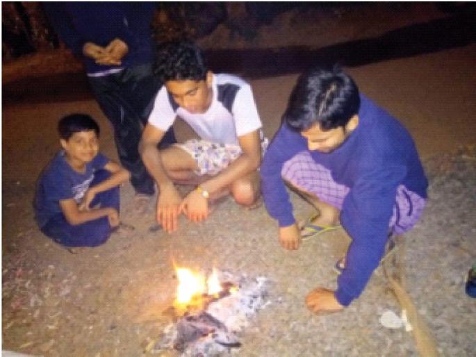 Fear of extinction of fire culture in the district; More time goes into mobile | जिल्ह्यातील शेकोटी संस्कृती लोप पावण्याची भीती; मोबाइलमध्ये जातो जास्त वेळ Fear of extinction of fire culture in the district; More time goes into mobile | जिल्ह्यातील शेकोटी संस्कृती लोप पावण्याची भीती; मोबाइलमध्ये जातो जास्त वेळ
