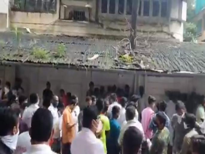 Video: Aditya Thackeray Worli constituency citizens Crowd will join MNS presence of Raj Thackeray | Video: आदित्य ठाकरेंच्या वरळी मतदारसंघातील नागरिकांची कृष्णकुंजबाहेर गर्दी; राज ठाकरेंना भेटणार