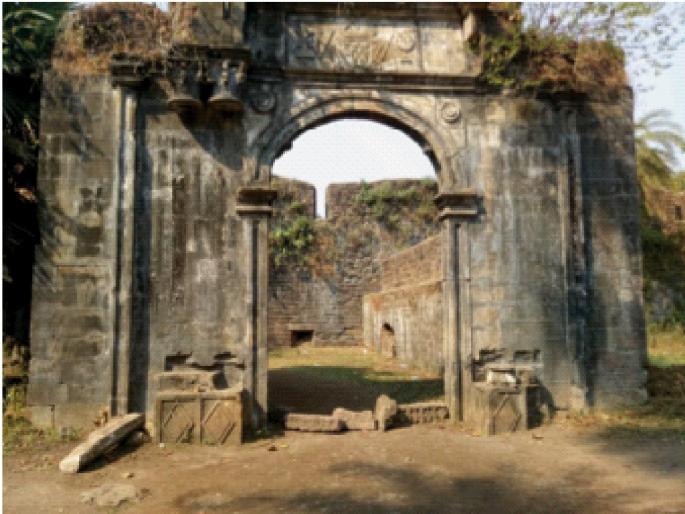 Repair of Vasai fort stalled; Danger due to illegal constructions and reckless acts | वसईच्या किल्ल्याची डागडुजी रखडली; अवैध बांधकामे आणि अविचारी कृत्यामुळे धोका Repair of Vasai fort stalled; Danger due to illegal constructions and reckless acts | वसईच्या किल्ल्याची डागडुजी रखडली; अवैध बांधकामे आणि अविचारी कृत्यामुळे धोका