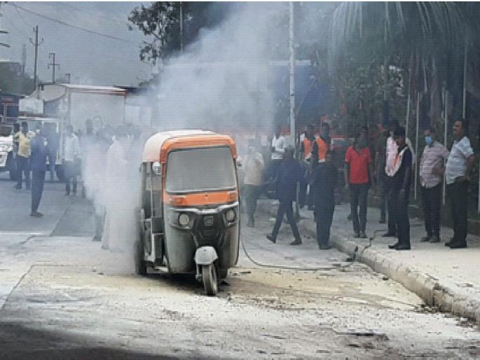 Rickshaw set on fire near petrol pump near APMC; Incident on Turbhe-Vashi Road | एपीएमसीजवळील पेट्रोल पंपासमाेर रिक्षाला आग; तुर्भे-वाशी रोडवरील घटना Rickshaw set on fire near petrol pump near APMC; Incident on Turbhe-Vashi Road | एपीएमसीजवळील पेट्रोल पंपासमाेर रिक्षाला आग; तुर्भे-वाशी रोडवरील घटना
